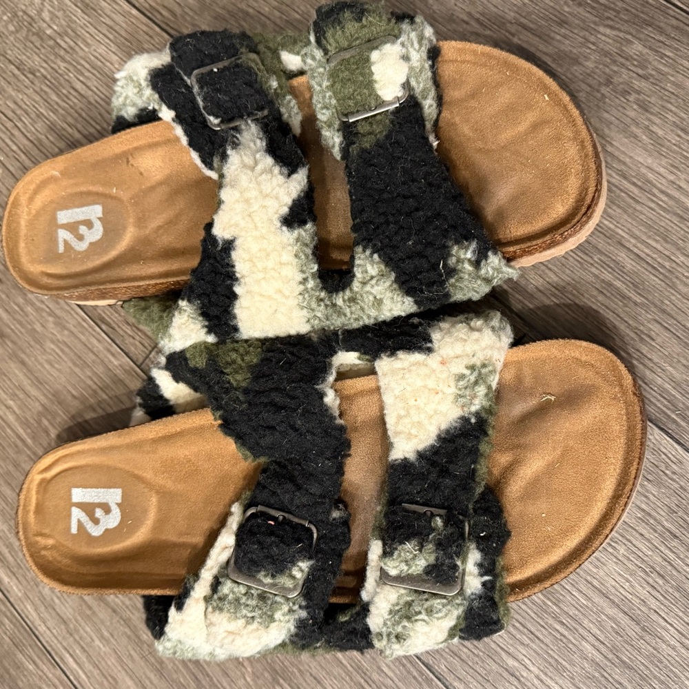 R2 Black and Cream Sandals
